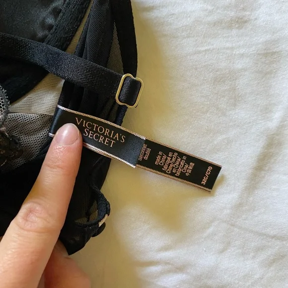 Victoria's Secret Black & Nude Dot Lace Ruched
Longline Bra - Picture 7 of 7